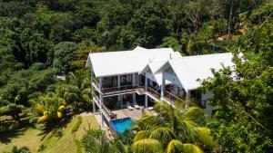 马埃岛Coconut Climb的森林中房屋的空中景观