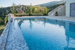 Villa Venetia Corfu内部或周边的泳池