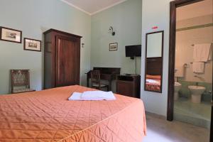 加利波利迪莫拉里莱斯棕竹酒店的一间卧室配有一张床,浴室设有卫生间