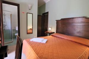加利波利迪莫拉里莱斯棕竹酒店的一间卧室配有一张大床和两条毛巾