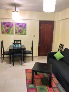 博卡奇卡热门公寓酒店的客厅配有沙发和桌子