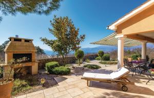 里耶卡Sea View - Casa di Arijana的一个带长凳和壁炉的庭院