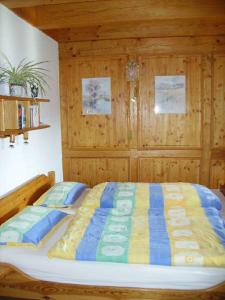 黑林山区克尼格斯费尔德Am Neuhausbauernhof的一间卧室配有一张蓝色和黄色的被子