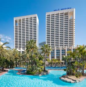 贝尼多姆贝尼多姆美利亚酒店的享有marriott hilton waikoloa海滩度假胜地的景致。