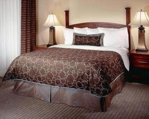 费城福吉谷422斯代布里奇套房酒店客房内的一张或多张床位