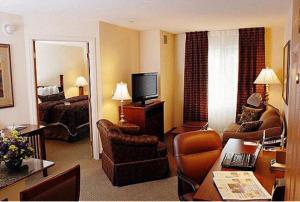 费城福吉谷422斯代布里奇套房酒店的休息区