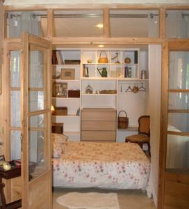 巴邦塔纳Mas Du Petit Claux的一间卧室配有床和书架