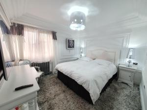 普洛耶什蒂President的白色卧室配有一张大床和吊灯