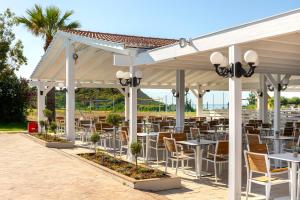 Leonardo Kolymbia Resort Rhodes餐厅或其他用餐的地方