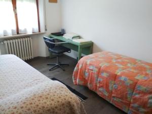 佩鲁贾卡萨弥勒公寓的一间卧室配有一张桌子和一张床,一张桌子和椅子