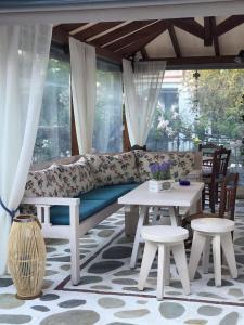 阿莫利亚尼岛尼瑞埃蒂斯公寓旅馆的客厅配有沙发和桌子