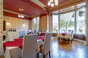 兰贝里斯Dolafon Guest House的用餐室设有桌椅和窗户。