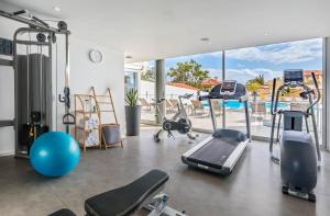 丰沙尔Allegro Madeira - Adults Only的健身房设有有氧器材,享有游泳池的景色