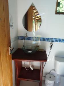 戈亚斯州上帕莱索Chalé Astral的一间带水槽和镜子的浴室