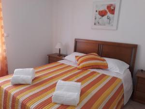 米尔芳提斯城Casa da Zi的一间卧室配有一张床,上面有两条毛巾