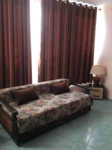 朱布加Отель Идиллия的一张带窗帘的房间里的床