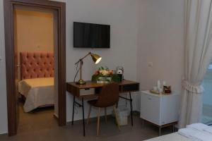 那不勒斯“A piazzetta”的一间卧室配有一张桌子、一张床和一盏灯