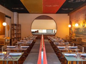 布宜诺斯艾利斯CasaSur Bellini的餐厅的一排桌子,有拱门