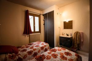 蒙乃第耶-勒潘GITE LES GUIBERTES的一间小卧室,配有床、水槽和窗户