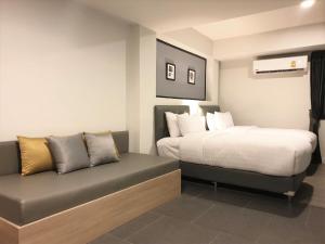 Ban Phraek SaMayson Place Hotel的酒店客房,配有床和沙发