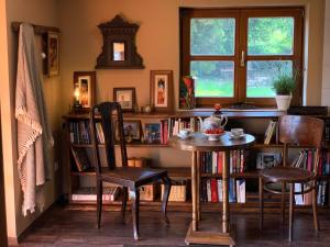 圣安德烈Hilltop Hideout的书架上的一个房间里一张桌子和椅子