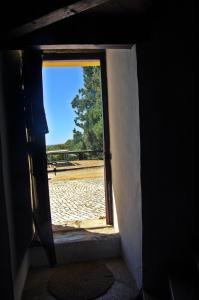 里奥马约尔Moinho da Senta的享有田野景致的开放式门