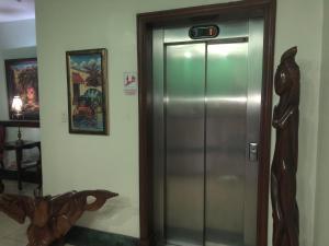 圣多明各发现者酒店的旁边设有雕像的房间的电梯