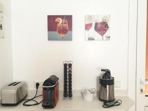 卡勒达德福斯特Sunny & New Apartamento in Caleta de Fuste的厨房柜台配有烤面包机和烤面包机。