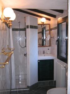 阿祖罗港Studio-Appartment in Landhaus mit Meerblick的带淋浴和盥洗盆的浴室