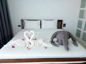 班邦宝villa Siam View Samui的一张有大象和天鹅的床上