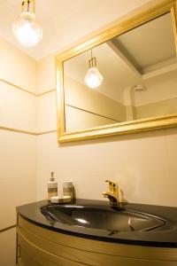 卡尔帕索斯Poseidon Luxury Apartment的一间带水槽和镜子的浴室
