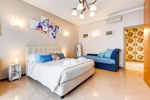 罗马J.N.D假日度假屋的一间卧室配有一张大床和一张蓝色的沙发