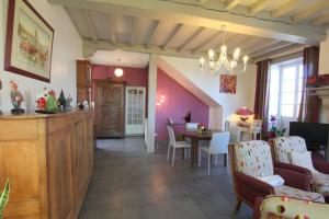 莫南Maison Canterou的厨房以及带桌椅的用餐室。