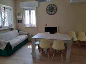 普尔萨诺Arifra的客厅配有桌椅和沙发