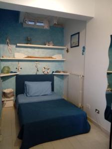 玛格丽塔萨沃亚Little Paradise casa vacanze的一间卧室配有蓝色的床和书架