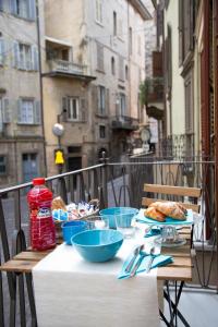 贝加莫Casa Vacanze Gombito 4 Bergamo Alta的阳台上摆放着一碗食物的桌子