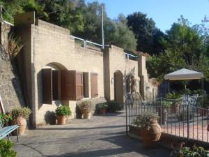 斯卡尔利诺ROMANTICA TOSCANA的砖砌的建筑,有门和盆栽植物