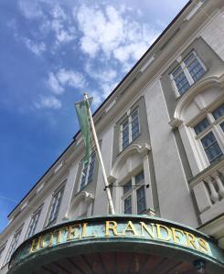 兰讷斯兰德斯酒店的前面悬挂着旗帜的建筑