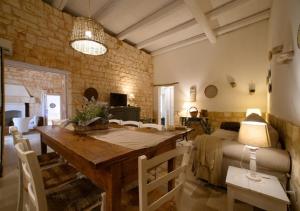 卡斯特拉纳格罗泰Masseria Montefieno的客厅配有木桌和床。