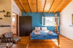 SinarádesMalotu Resort的一间卧室配有一张蓝色墙壁的床
