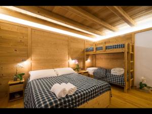 布兰兹I Riviù的一间卧室配有一张床和两张双层床。