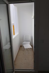 卡拉纳雅达卡拉拉提雅达旅馆的椅子坐在带窗户的房间