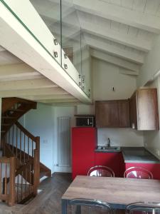莱德罗Ledro Nest的厨房配有桌子和红色冰箱
