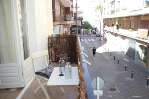 阿尔姆尼卡En el corazón de Almuñécar, piso con encanto, Wifi的街景,桌子和人走在街上
