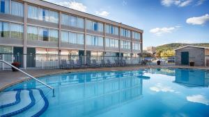 布拉德福德布拉德福德贝斯特韦斯特优质酒店的大楼前的游泳池