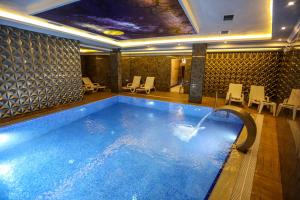 GokcedereThermal Saray Hotel & Spa Yalova的一个带喷泉的游泳池
