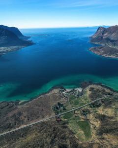 RystadRystad Lofoten Camping的一大片水体的空中景观