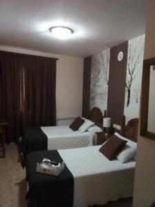 波特斯Casa Favila的酒店客房,设有两张床和一张沙发