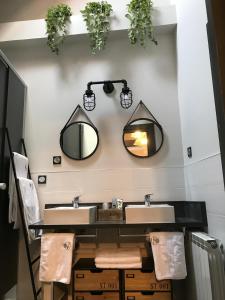 托尔拉Hostel-Albergue Monte Perdido的浴室设有2个水槽和2面镜子