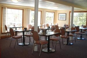 卡文迪西Shining Waters Country Inn的一间会议室,配有桌椅和窗户